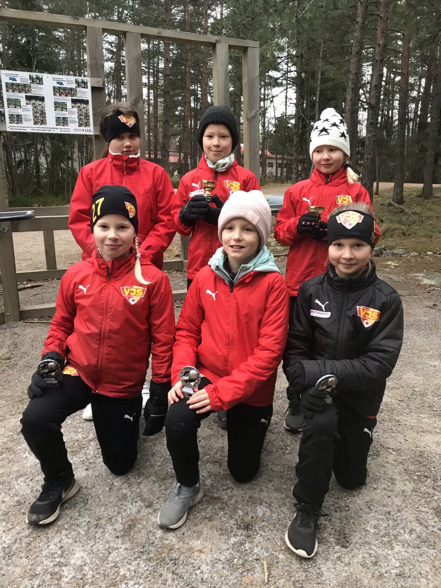 T2011Vjs's tweet photo. Kauden päättäjäisissä Vuoden kehittyjinä palkittiin Liselle Tammekivi, Aleksandra Mikkola ja Alma Mäkinen (ylärivi) sekä Vuoden urheilijoina Silja Koivula, Lilli Sivonen ja Lara Koskela. Lämpimät onnittelut palkituille ja suuret kiitokset päättyneestä kaudesta koko joukkueelle! https://t.co/gWEv8CYOSL