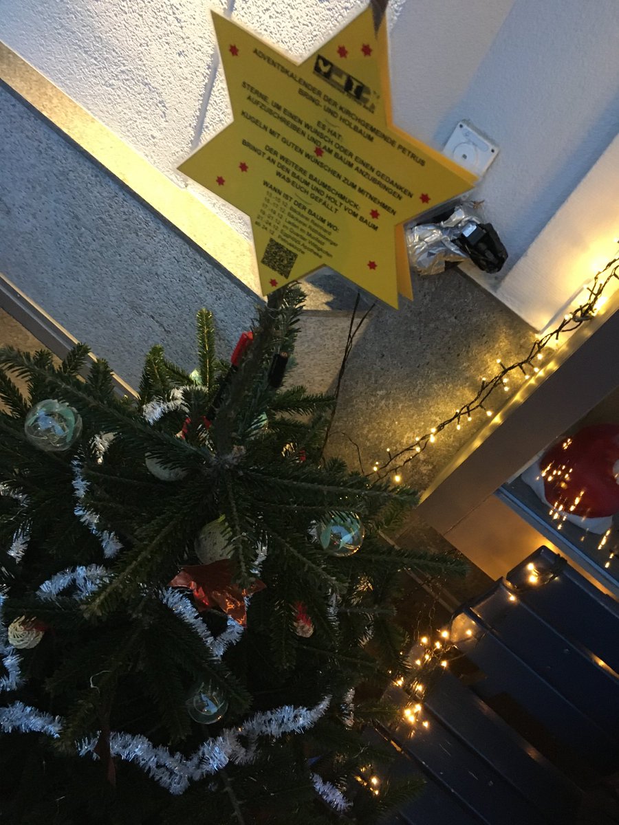 smeierhans's tweet photo. Coronakonformer Mitmach-Weihnachtsbaum im Quartier. #superidee #merci #petrus #bern https://t.co/bWN46Nwa2S