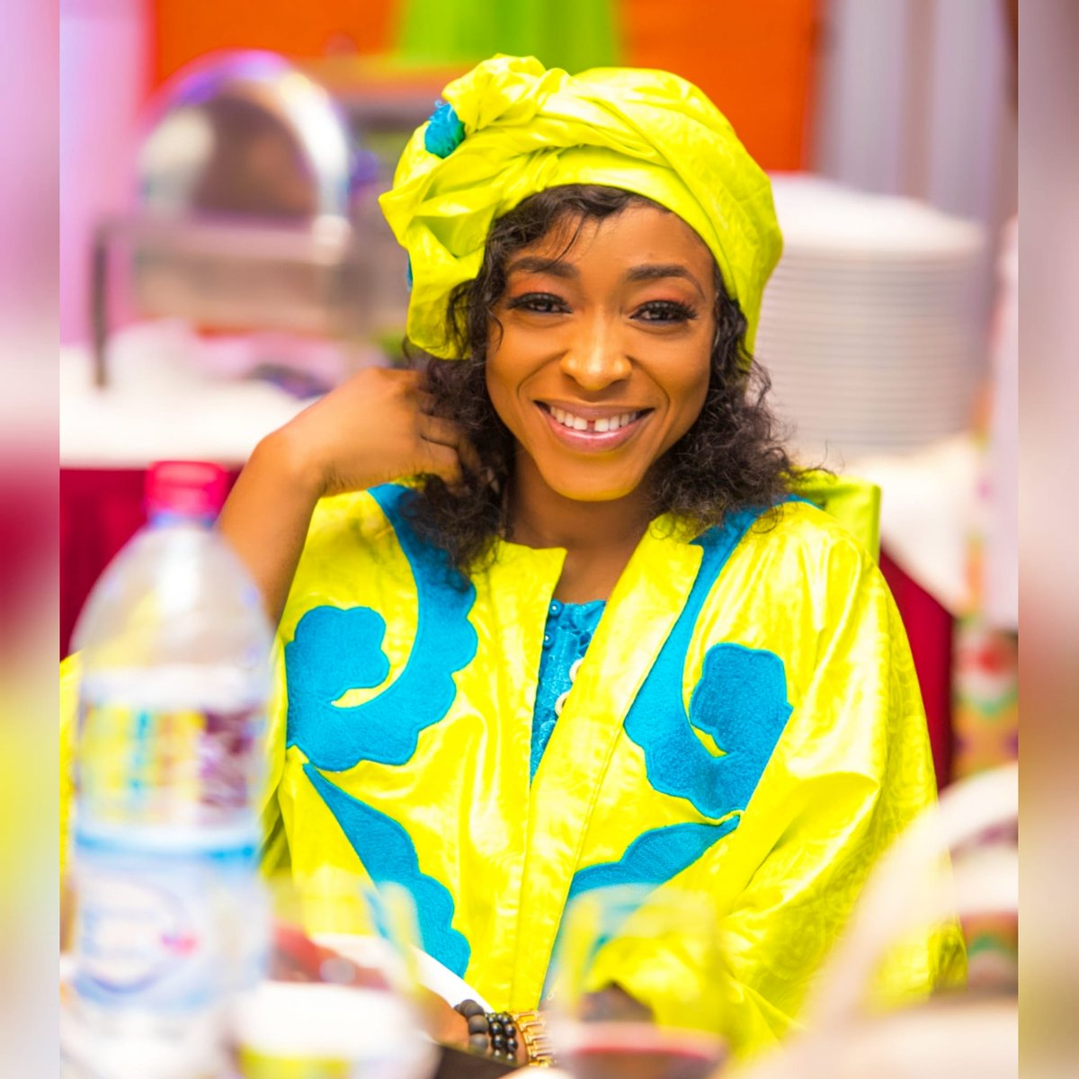 sessimeofficiel's tweet photo. Dimanche de paix et d'amour pour nous et autour de nous, en famille ou entre amis, partout où nous sommes 💛✨💚
.
La date 👉🏾 23/12/2020 ✨
Caption Faustino manager 📸✨
De la lumière vers la lumière ✨✨✨
#FanaFanaLady
#ModernAmazon
#Diyo
#Change
#ToiEtMoi
#VousEtMoi https://t.co/yzpm6bRiFa