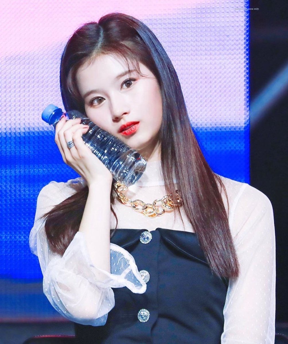 misanapic's tweet photo. ↳ She’s stunning 👾

🏷 : #Sana #사나 #Twice #트와이스 https://t.co/qAjz1T3yZP