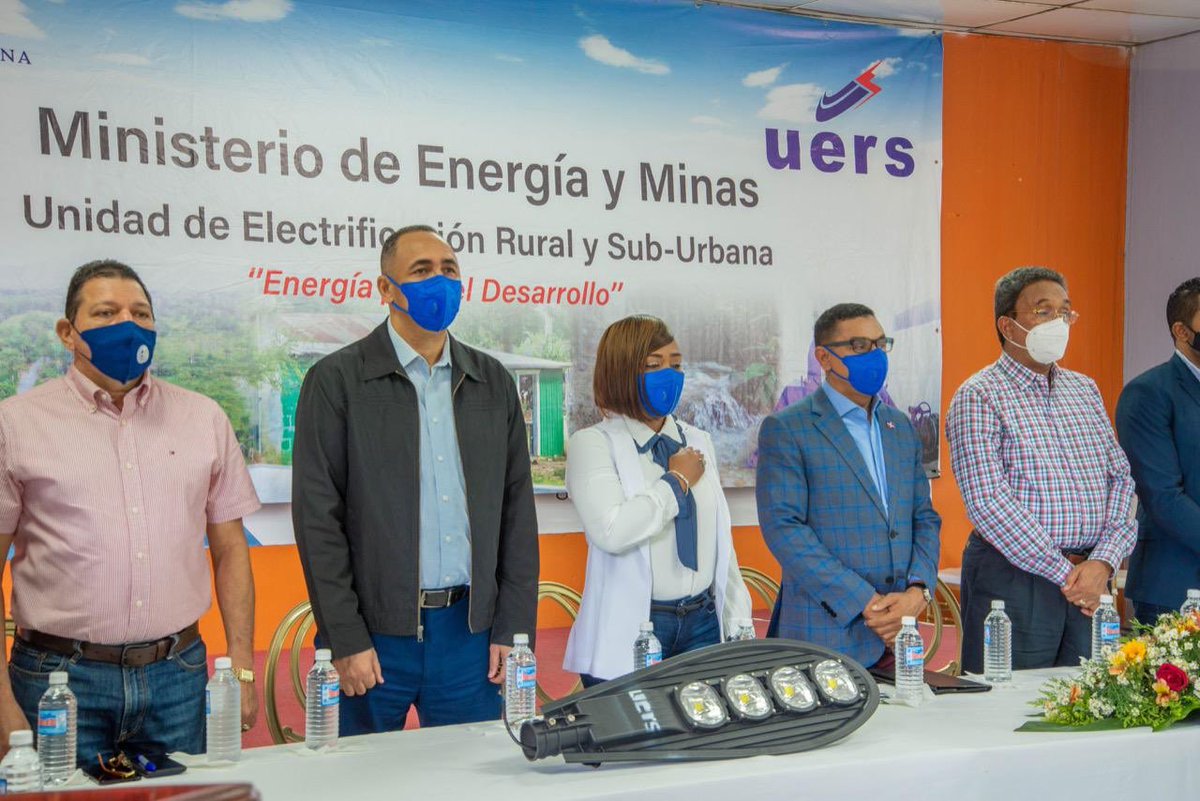 nelsonarroyop's tweet photo. En el acto de entrega de lámparas por parte de la UERS, en nuestro San Pedro de Macorís. https://t.co/LmiY26E0bK