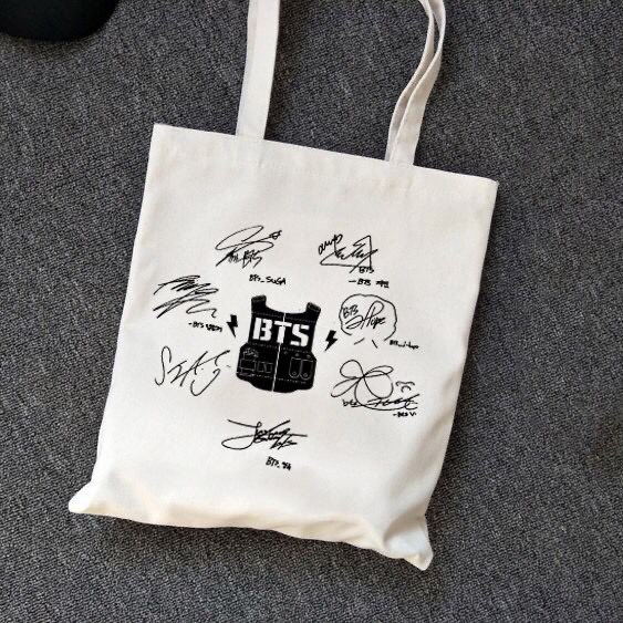 xxsunshinebeexx's tweet photo. PREORDER 

BTS TOTEBAG
•
RM16 exclude postage https://t.co/yf5x8wf7EC