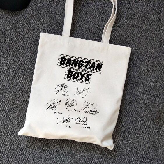 xxsunshinebeexx's tweet photo. PREORDER 

BTS TOTEBAG
•
RM16 exclude postage https://t.co/yf5x8wf7EC