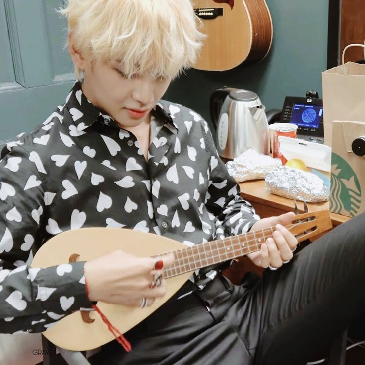  #TaylorSwift    #KIMTAEHYUNG