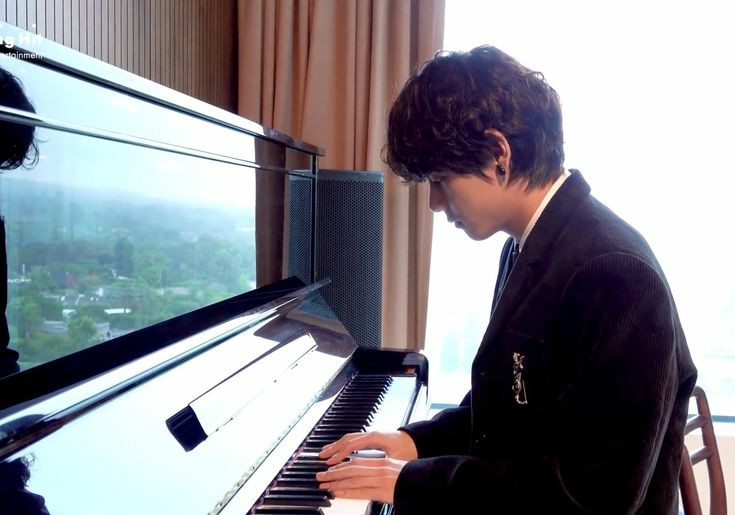  #TaylorSwift    #KIMTAEHYUNG