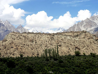 Ondra FortLocated in the village of Gulmit, it was constructed by Qutlug Baig in the 16th Century.Unfortunately, it is mostly in ruins today.