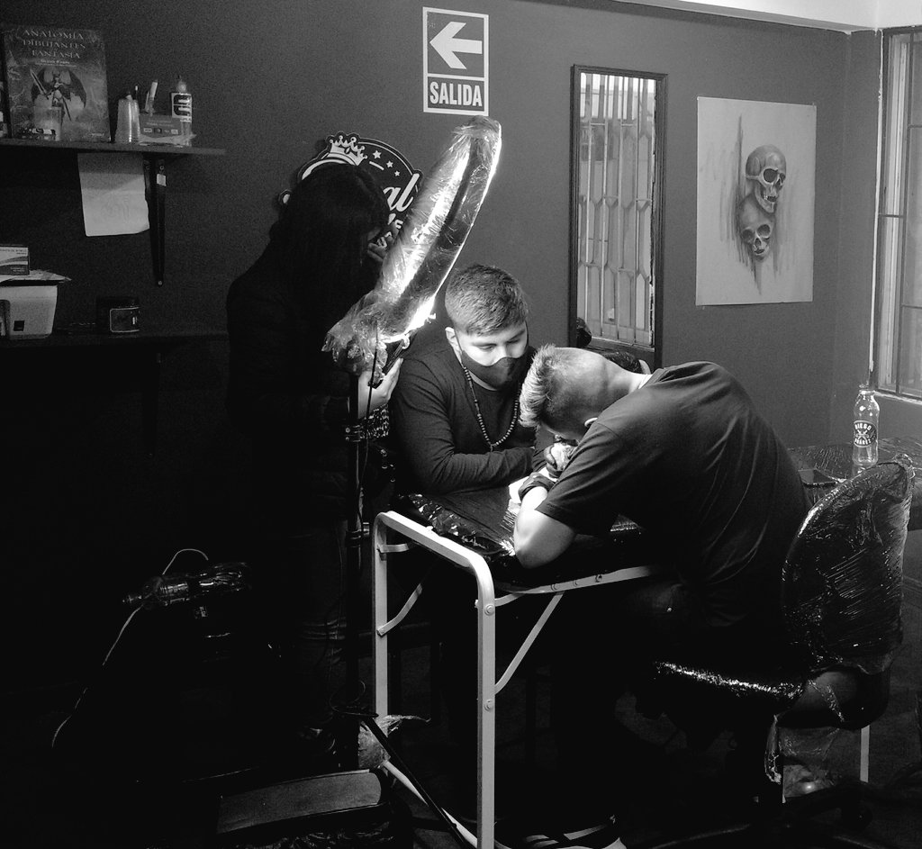 royaltattoolima's tweet photo. #BuenosDias hoy tenemos una cita en el studio y no hay mejor #fds para nosotros, que hacer lo q nos apasiona: tatuar. Espero tengan un lindo día y ya saben, si quieren tatuarse y tienen alguna duda,  no duden escribirnos. Tenemos todos los protocolos y muchas prom. Citas al dm. https://t.co/k6cqn0LoGN