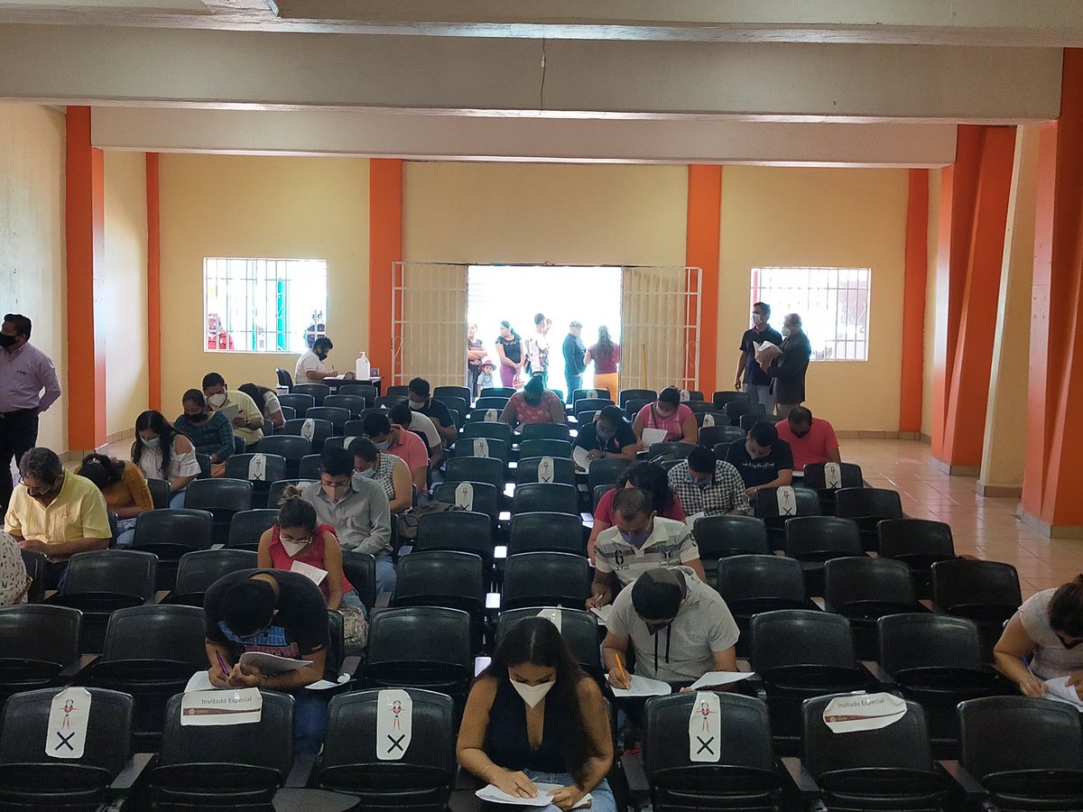 Tcastellano1974's tweet photo. #EnEstosMomentos se aplica exámenes a aspirantes para Capacitadores/as Asistentes y Supervisoras/es Electorales para el distrito 06 del @INE_Chiapas  en el salón Audiovisual del H. Ayuntamiento de Acala con la presencia de @ArturoDeLeonL https://t.co/kWYXCaqSuz