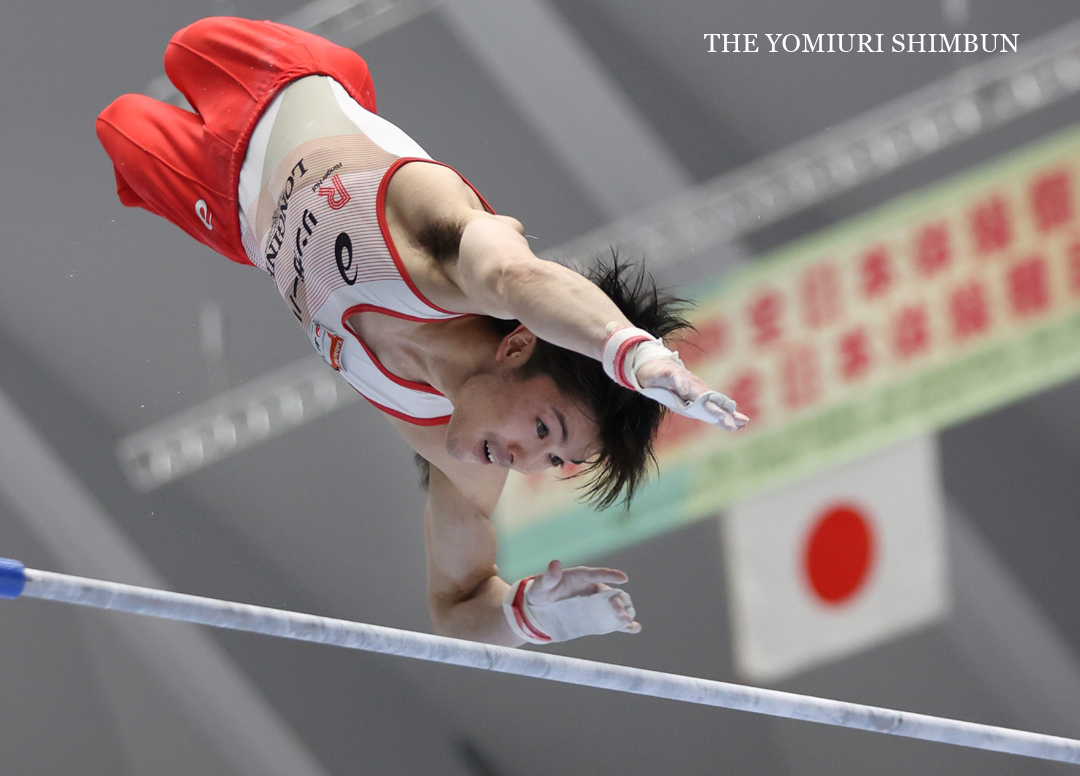 読売新聞写真部 Twitterren 体操全日本選手権 最終日 種目別の鉄棒で優勝を果たした 内村航平 はh難度の離れ技 ブレトシュナイダー やg難度の カッシーナ などを次々と決めました 演技後は充実した表情を見せました 大原 三浦 体操