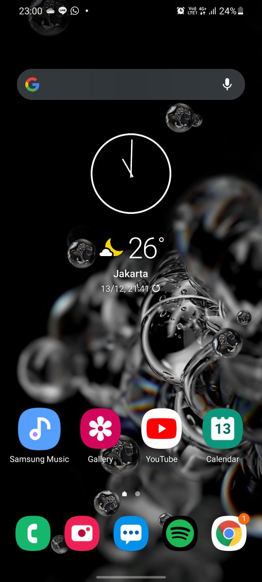 5. Let's appreciate the new visual changes...By the way, you can see in the third pic that the old weather widget (S8-style) is gone. Now it's replaced by the widget at the bottom of that analogue clock (horizontally arranged, instead of vertical).