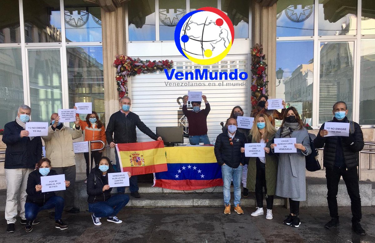 VenMundo's tweet photo. La directiva de VenMundo junto a los Venezolanos en Ciudad Real, España realizaron este 12 de diciembre la Manifestación Presencial de la Consulta Popular; donde un poco más de 900 venezolanos en la Provincia participaron activamente. #ConsultaPopular12D #vzlaalzalavoz #venmundo https://t.co/94c2wdMiYh