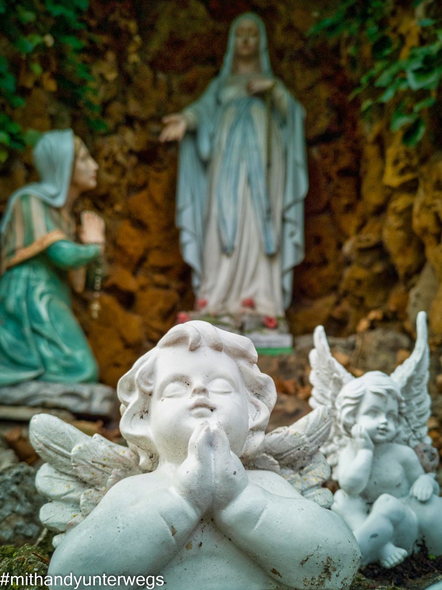 bernhardrein's tweet photo. Am Sonntag trifft man viele Menschen in Maria Sand in #Herbolzheim. Dort brennen an der #Lourdesgrotte viele Kerzen oder es symbolisieren viele Figuren die persönlichen Anliegen der Menschen.
#bernhard_rein #mithandyunterwegs #huaweip20pro #huawei #expedition_heimat #mariasand https://t.co/8c7XfgP8aC
