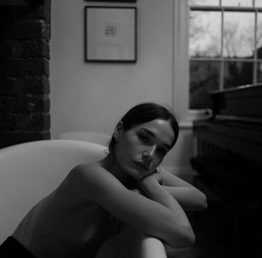 AnaBolena33's tweet photo. "En fin, ya vendrá la calma, 
sólo se está muriendo un algo,
aquí, donde me comienza el alma."
(Chavela Vargas)

© Kat Irlin. https://t.co/o58nQshexZ