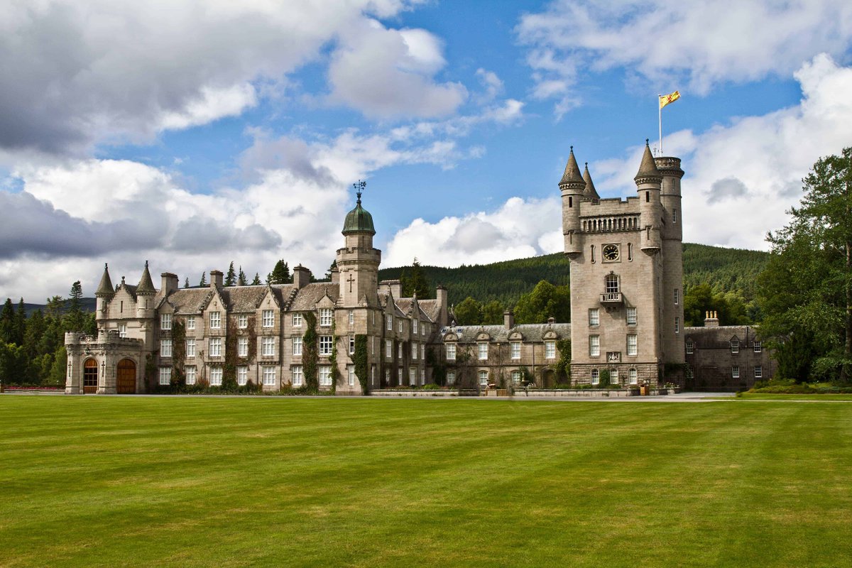 wecityguidecom's tweet photo. Balmoral Castle is probably the most famous and well-known estate of the Royal Family of the United Kingdom. As we all know Queen Elizabeth II's reign is ongoing for more than 50 years. https://t.co/UFLwDemLAd https://t.co/LH7BolocIc