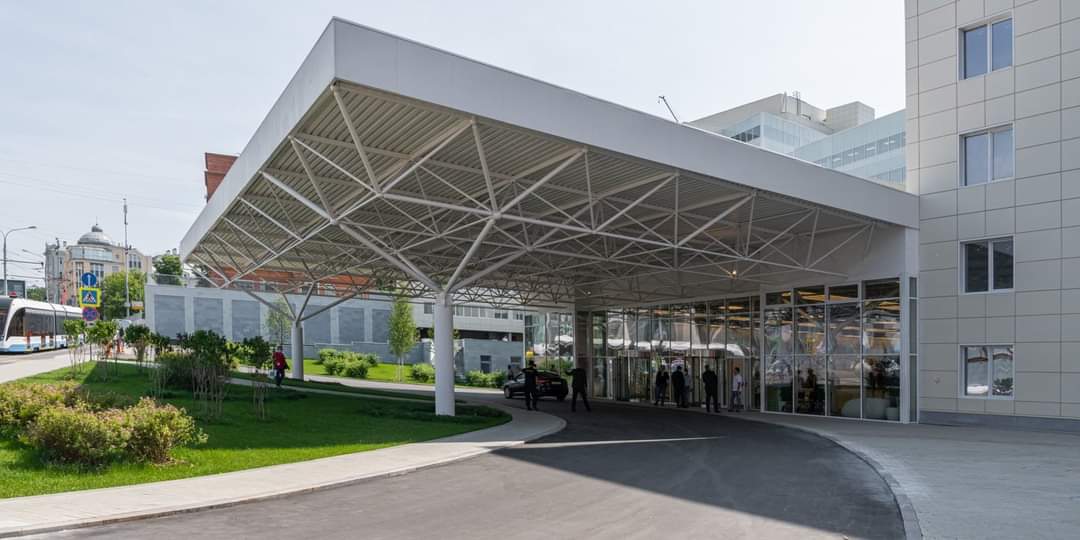 AlexMorozofff's tweet photo. The entrance hall of the new International Cancer Center (IMOC), which opened in June in #Moscow, is made using a #spacestructure, for the #design and #manufacture of which we, the #SupportingSystems, were responsible #архитектура #Москва #arhitektura #spaceframe #несущиесистемы https://t.co/uOv7GRVis9