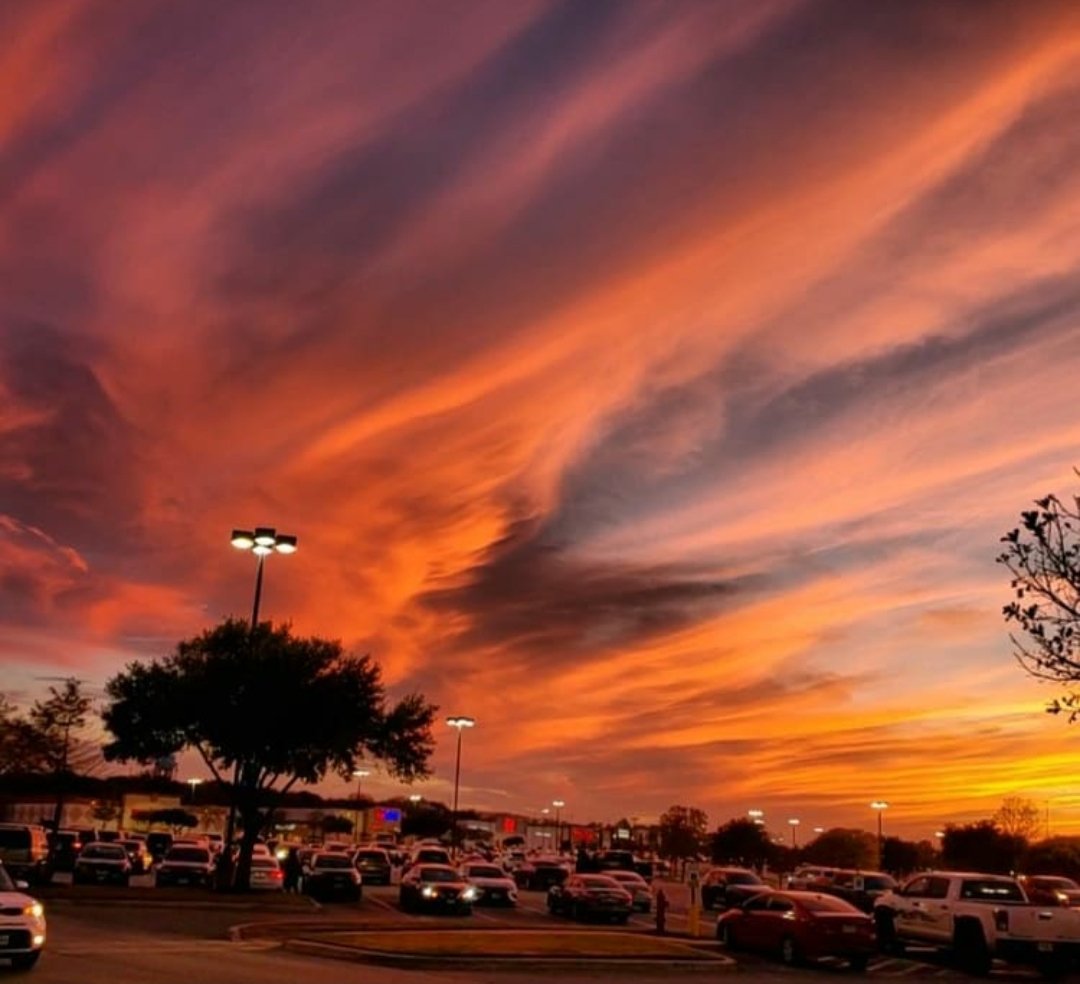 AntAlm's tweet photo. What I get to see outside of my workplace! Array of Colors! 💥 @TMobile @TMobileGear @mattyiceSATX @Razieldabear @lissie_sprint 
12/11/2020 https://t.co/FZyPZq828b