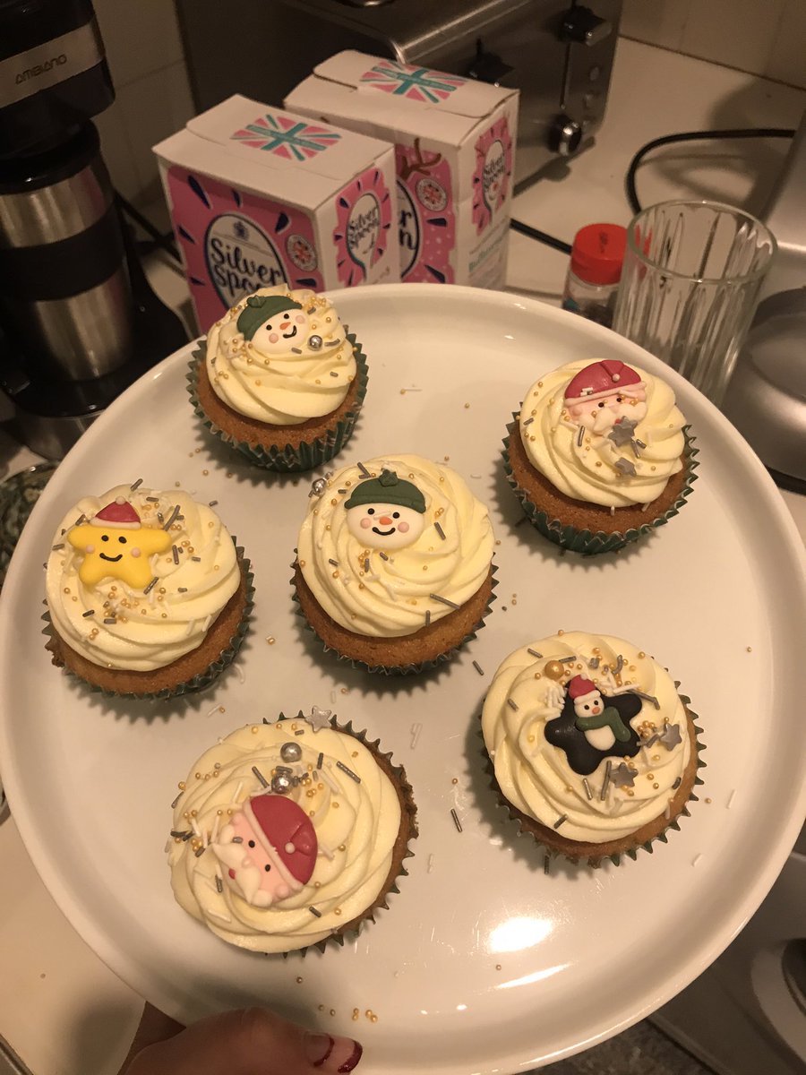 Taaadaaaaa. I’m pretty pleased with my little cupcakes 🥰 <a href="/JhsTrot/">JHSGlobeTrot</a>