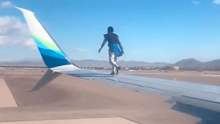 citizentvkenya's tweet photo. Man climbs onto wing of airplane preparing to takeoff https://t.co/mCp6YLPZwf https://t.co/HBx6oMSJaN