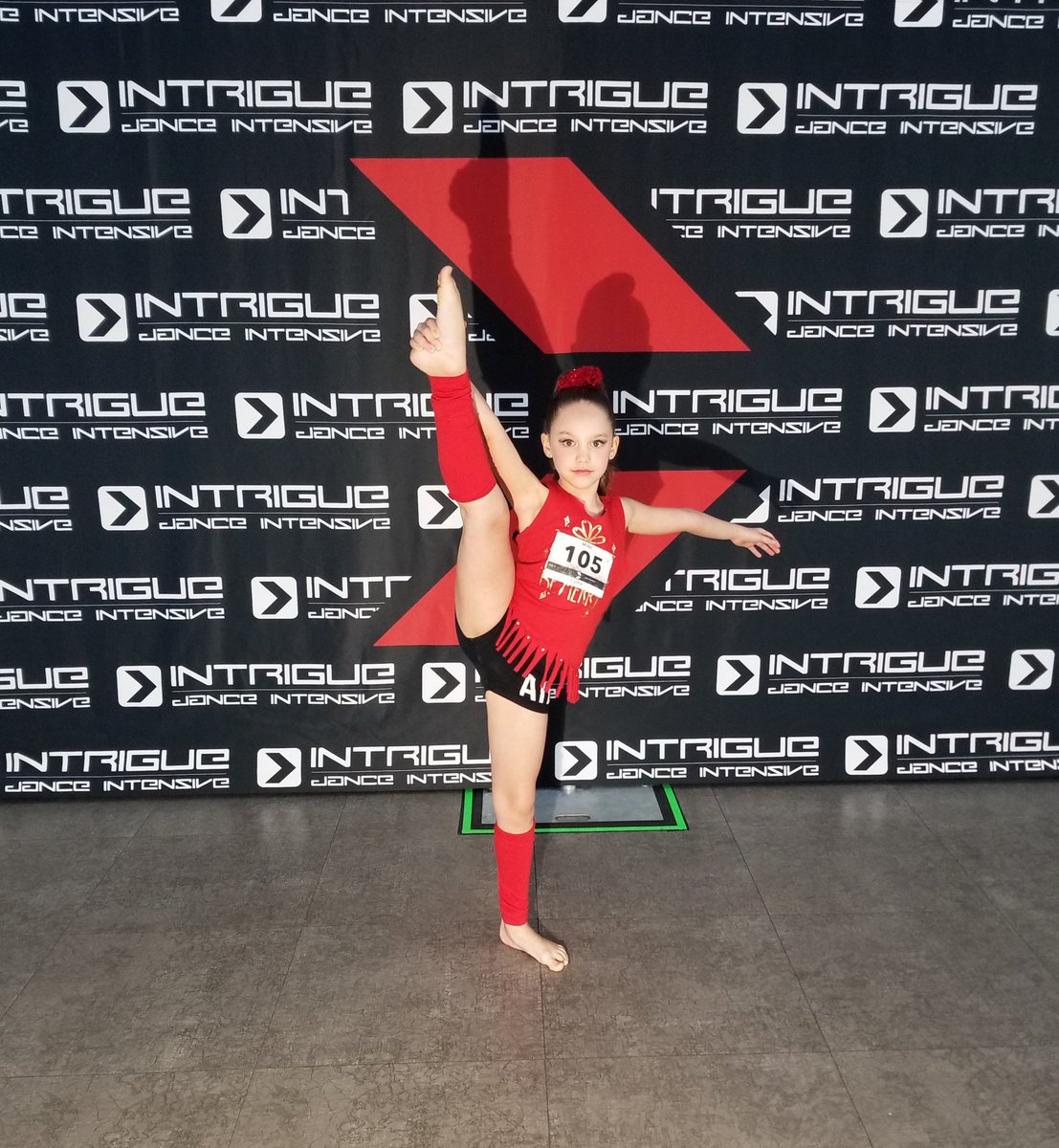 Jessotie87's tweet photo. 🖤❤Day 2 of convention ❤🖤 #mommyspeanut #daddysgirl #lydiagrace #dancingLydia https://t.co/1eRGEFvmV8