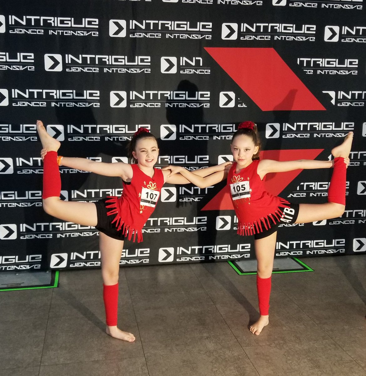 Jessotie87's tweet photo. 🖤❤Day 2 of convention ❤🖤 #mommyspeanut #daddysgirl #lydiagrace #dancingLydia https://t.co/1eRGEFvmV8