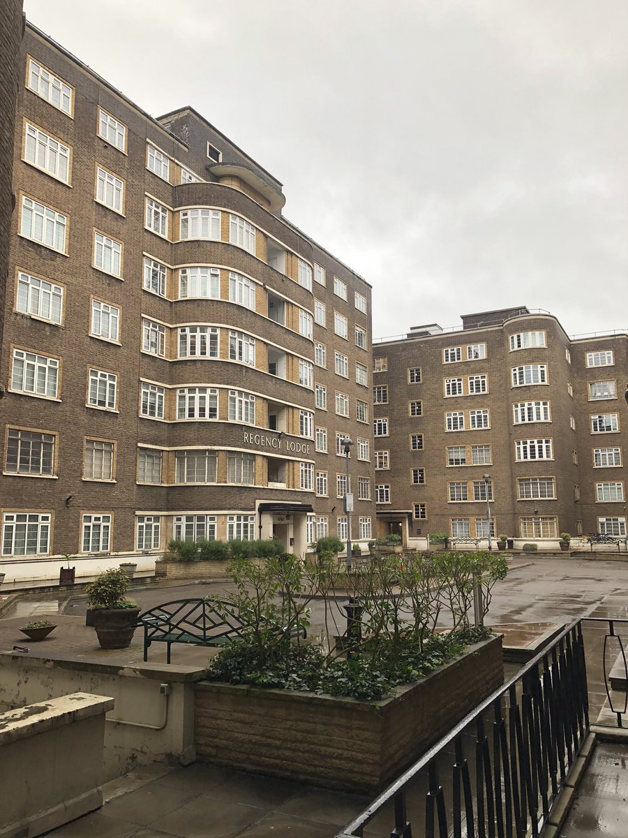 These smart flats are on an island in the middle of the one-way system at Swiss Cottage &ndash; bei  Regency Lodge