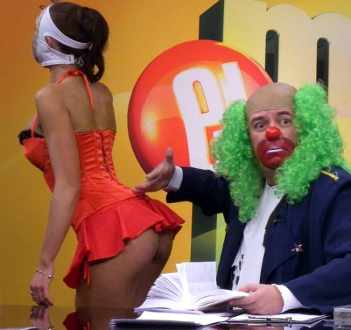 Este imbécil, escondido en un payaso, por años trató así a las mujeres, años, mujeres semidesnudas en posiciones indignas a cuadro, en televisión abierta, mujeres mudas, mudas, con todo lo que eso significa.

Este tipo nos quiere hablar de Covid y otros demonios. Imbécil👇