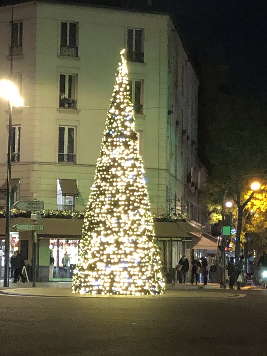 OliDuNet's tweet photo. Ah oui c’est vrai c’est bientôt 😉
#sapindenoel #sapin #noel #christmas #decor #ville #city #deco #paris #villelumiere https://t.co/GxcWOJvwyY