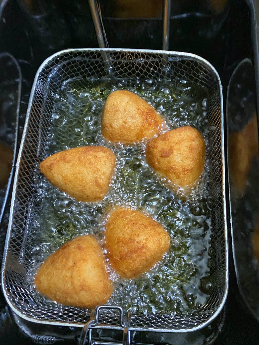rossipeppe2013's tweet photo. Tavula misa e pani minuzzatu 🌶🌈🌶🌈 

 Tutti sanno che Santippe matta andava per le arancine. Arancine a pranzo arancine a cena e per Socrate che pena.
Buona Santa Lucia 🌈🌈 👁A tia taliu 😁
Made in home...
.
#arancina #arancino #arancine #arancini #santalucia #pranzo https://t.co/iaLzWqFVFf