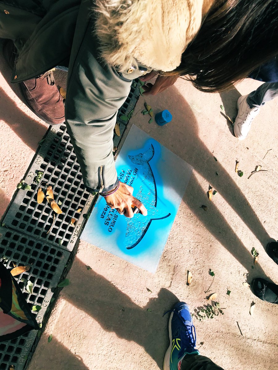 RosalesColegio's tweet photo. Nuestro agradecimiento a la maravillosa @Regmurcialimpia que amablemente nos prestó una mágica plantilla con la que decorar los imbornales de nuestro cole (tenemos visitantes fumadores por las tardes) y del Barrio para decir #StopBasuraleza #StopColillas pues #ElMarEmpiezaAqui https://t.co/VnPFISUyoq