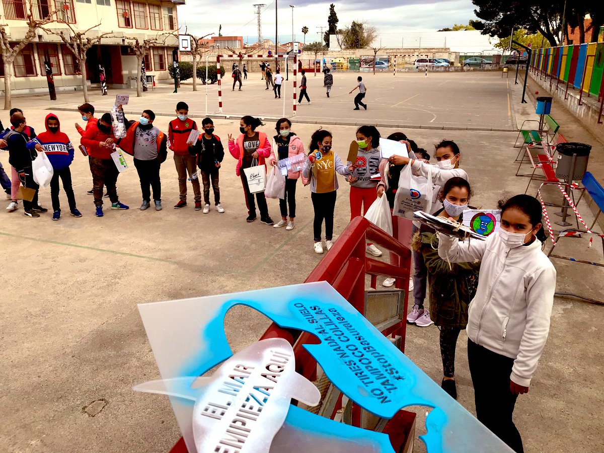 RosalesColegio's tweet photo. Nuestro agradecimiento a la maravillosa @Regmurcialimpia que amablemente nos prestó una mágica plantilla con la que decorar los imbornales de nuestro cole (tenemos visitantes fumadores por las tardes) y del Barrio para decir #StopBasuraleza #StopColillas pues #ElMarEmpiezaAqui https://t.co/VnPFISUyoq