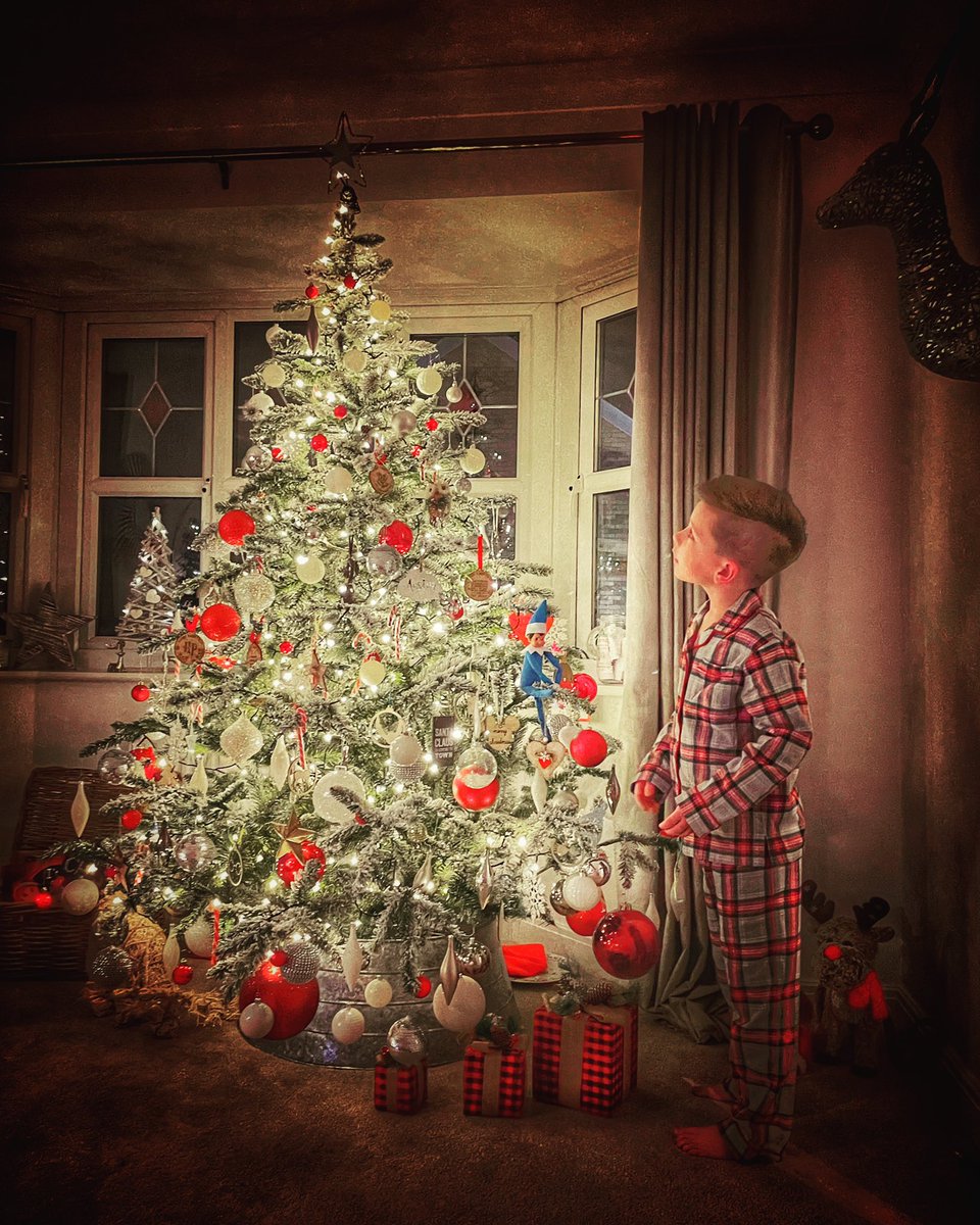 ashleyr_davis's tweet photo. Honestly love our family check Christmas pjs, but can anyone from @marksandspencer please explain why Dads trousers have pockets and Mums don’t?! #PocketsPlease https://t.co/P3xTdTLBYA