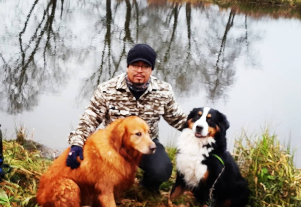 FshBlk's tweet photo. I have my two other boys with me to help film next Fridays episode.
#BLKFSHRTV,#dogsofinstagram,##balu,#kobi,#bernesemountaindog,#goldenretriever,#germandogs,#casting,#spinningreel,#castingreel,#pero,#youtubefisherman,#youtube,#youtubefishingvids,#creekfishing,#riverfishing https://t.co/HJnivWalcN