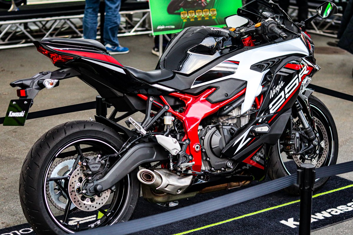 この赤フレームがなんとも…✨ #ZX25R