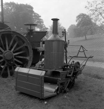 ScarisbrickRept's tweet photo. The #Leyland #steam powered #lawnmower with built in roller, designed 1893 by #JamesSumner of Leyland #GracesGuide the go to source for matters mechanical reports that a 30" version would cost £85.00. The average annual wage in 1900 was £42.70 & for head gardener £120.00 https://t.co/0FJ4dFQQwR