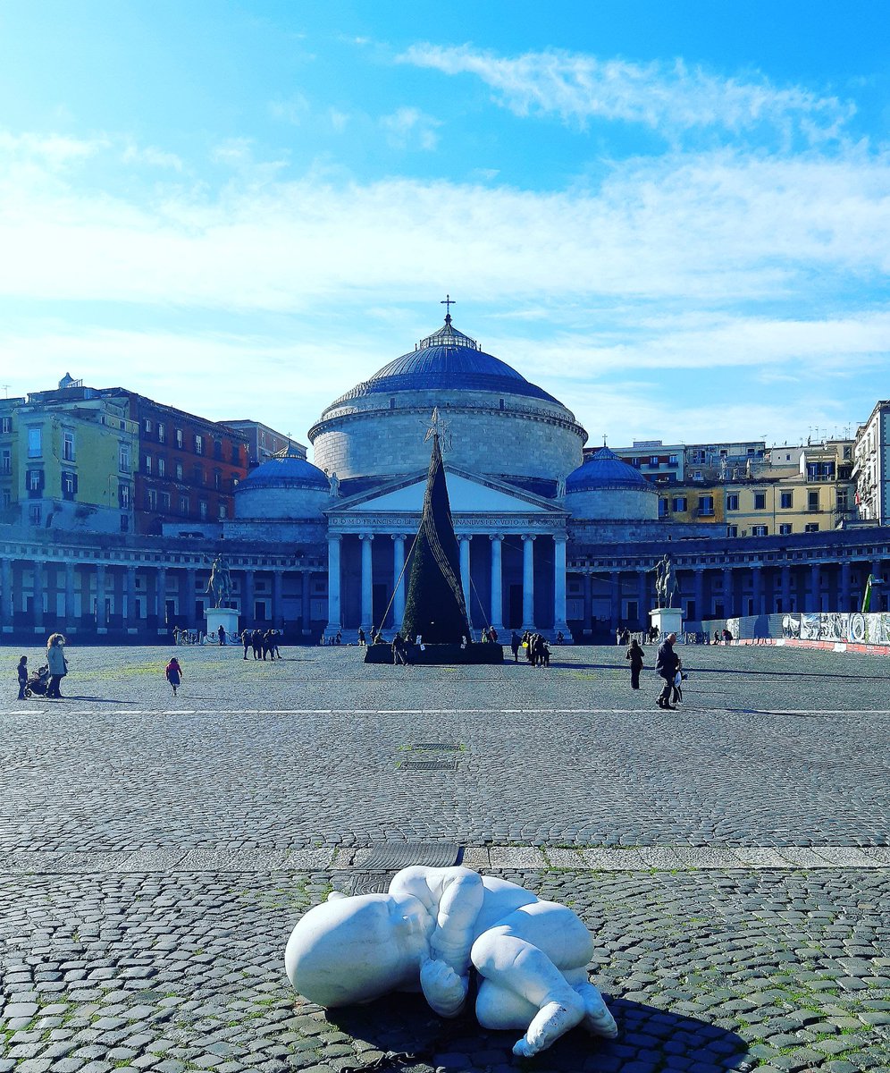 bellodari0's tweet photo. "Miette 'e creature 'o sole
Pecchè hanna sapè' addò fà friddo
E addò fà cchiù calore"
#napoli #naples #piazzadelplebiscito #loockdown #christmastree https://t.co/BTcSlnl88w