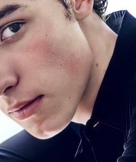 Shawn Mendes' jaw and neck: a necessary thread