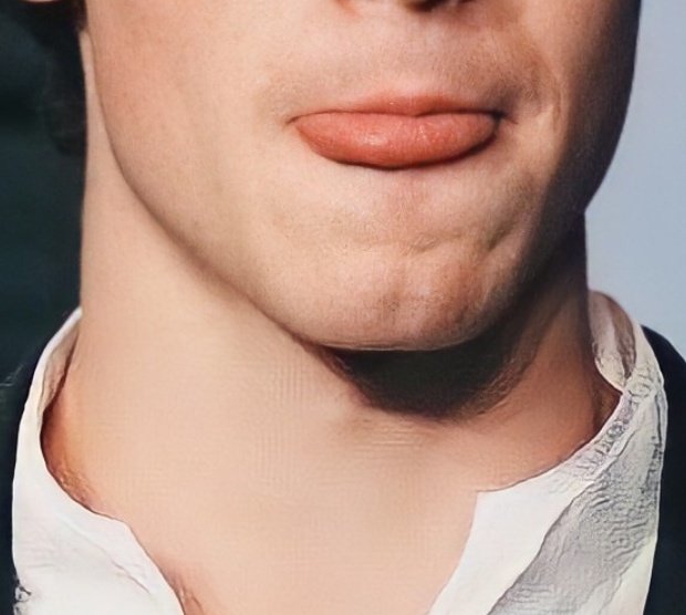 Shawn Mendes' jaw and neck: a necessary thread
