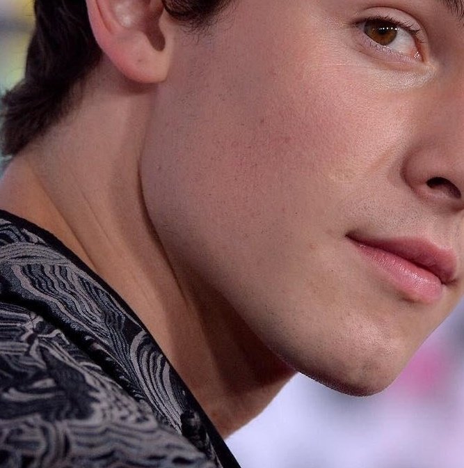 Shawn Mendes' jaw and neck: a necessary thread