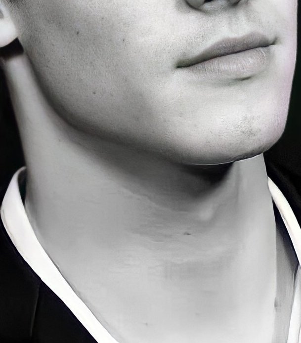 Shawn Mendes' jaw and neck: a necessary thread