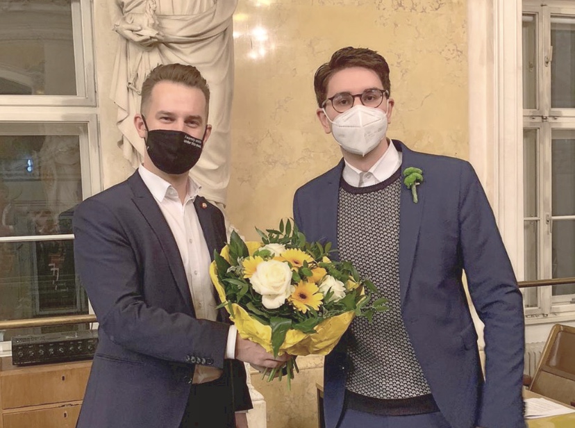 Angelobt! Stadtrat <a href="/peterkraus/">Peter Kraus</a> hat mich als Bezirksrat und stv Vorsitzenden der Bezirksvertretung der Josefstadt angelobt. Freu mich auf die nächsten 5 Jahre in denen ich mit Bezirksvorsteher <a href="/martin_fabisch/">Martin Fabisch</a>, BV-Stv <a href="/lenarustotalus/">Lena Köhler</a>, <a href="/Gruene1080/">Die Grünen Josefstadt</a> ökologische Politik gestalten werde