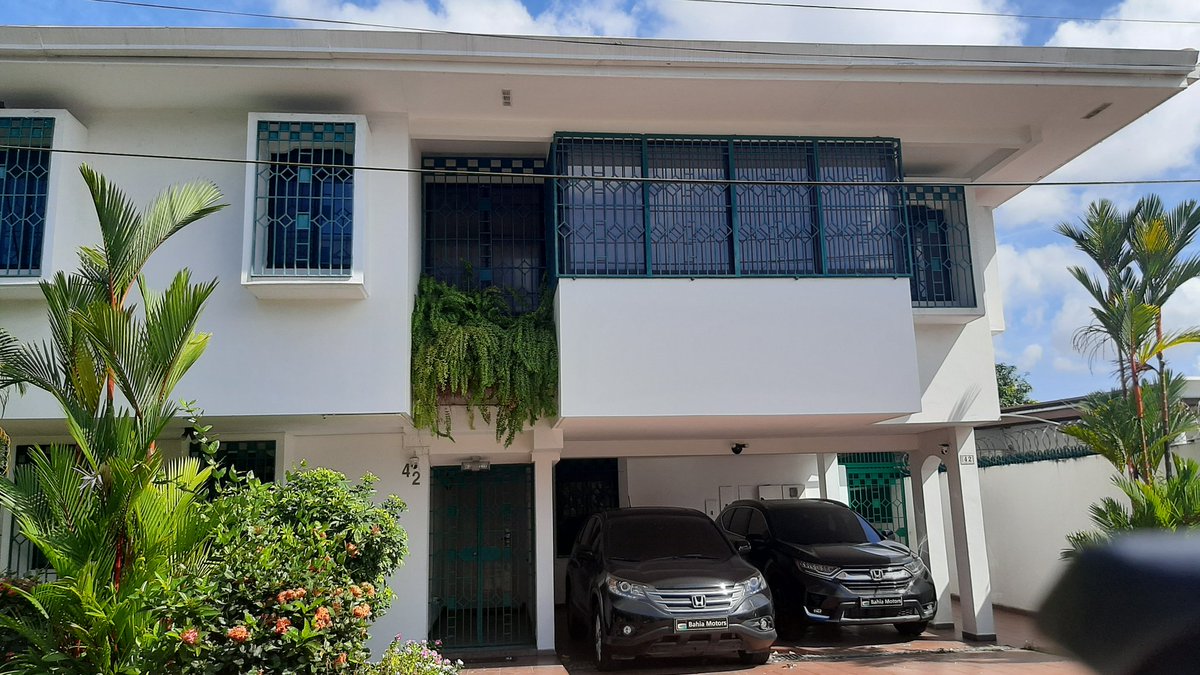 No sé de quién es esta casa pero me fascina. El tono de verde que escogieron para las verjas con el blanco nitido y la planta arriba de la puerta...lindo lindo 💖.

#Panama
#CasasLindas 
#HouseEnvy 😄