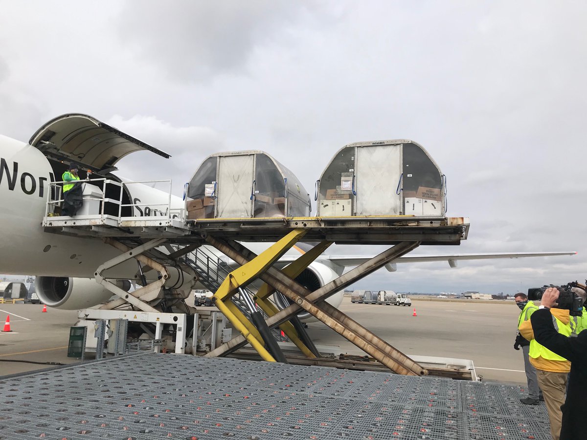 Been told there are four of these containers on the plane, full of vaccines. They’ll be unloaded in Louisville and put in other planes to be sent around the eastern US. They’re being kept at -70 degrees.