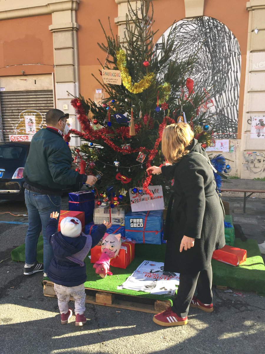 <a href="/virginiaraggi/">Virginia Raggi</a> Noi invece abbiamo addobbato #spauracchio al <a href="/CinemaPalazzo/">Nuovo Cinema Palazzo</a>🎄
Con la presentazione della rivista di @dinamopress sul mutualismo, con lo sport popolare in piazza con <a href="/AtlSanLorenzo/">Atletico San Lorenzo</a> e <a href="/palpopsanlo/">palpop</a> e la raccolta per la spesa solidale della <a href="/repubblicasanlo/">LiberaSanLorenzo</a> ...