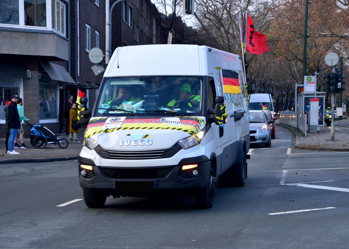 Alerta0211's tweet photo. Die #noCRD #Duesseldorf fuhr heute mit einem motorisierten Aufzug der Belanglosigkeit durch die Stadt. Eine 40 Sekündige Rede von Master Spitter, die in Dauerschleife abgespielt, machten den ganzen Unfug zu einer Lachnummer. Naja,hat zum Glück eh keinen interessiert. #dus1312 https://t.co/y1Q109UR62