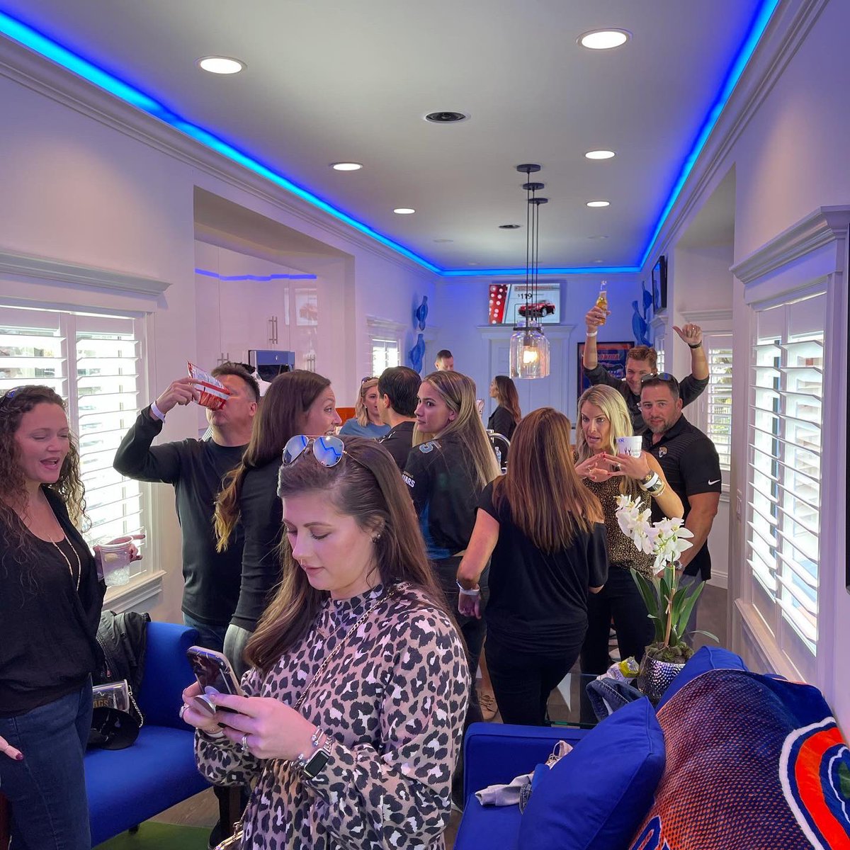 AirstreamV's tweet photo. Fans here at the @rcrailway having fun and getting ready for the @jaguars vs @titans game today. #railgating #followthestream #GOJAGS https://t.co/dRh5SjM6Zm