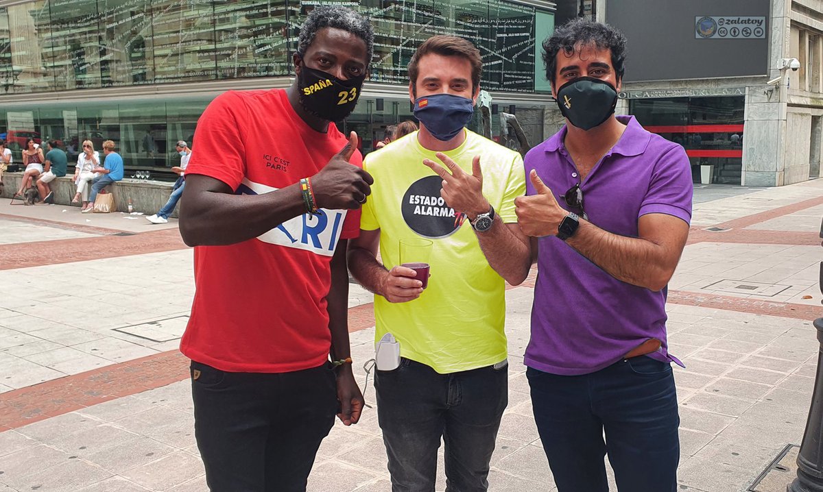 Cuando quedas con los colegas para poner banderitas y no habláis de las camisetas que vais a llevar.