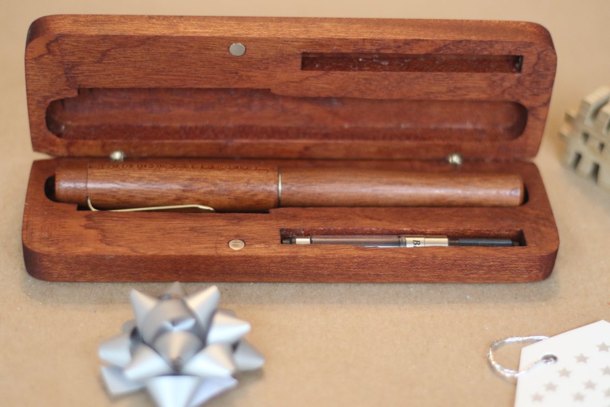 sawdustnsparkle's tweet photo. We have some truly luxurious #gifts, expertly #handmade in our #Hampshire studio & ready to post anywhere within the UK! Like this mahogany fountain pen & box. ONLY ONE available https://t.co/s1hBtiXU8u Sent Special Delivery #UkCraftersHour #ScriptoLigna https://t.co/D7ZgTvtIq3