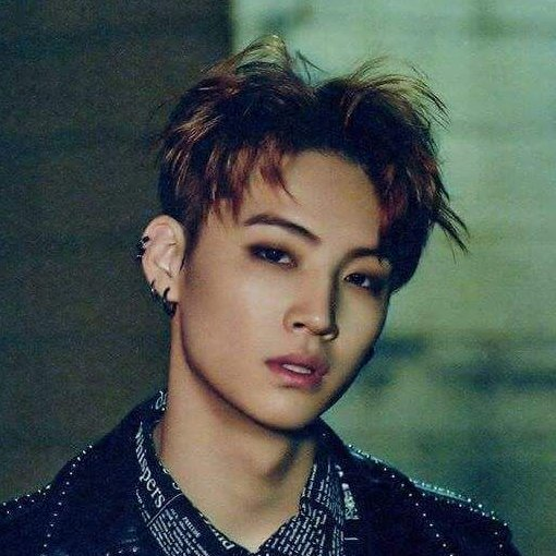 the ICONIC IF YOU DO MAKEUP JUST LOOK AT THE AMOUNT OF EYESHADOW