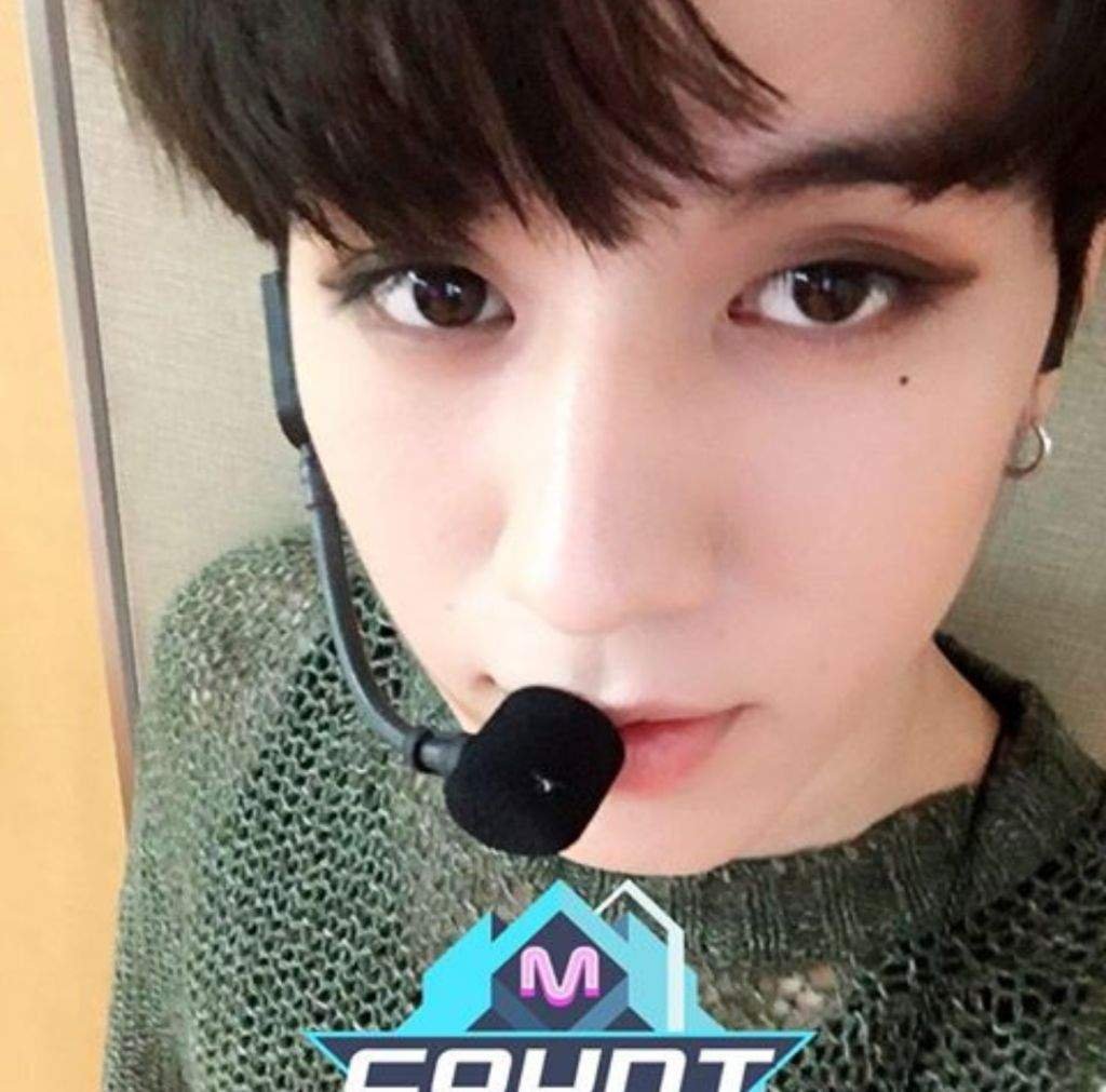 JUST LOOK AT THE WHOLE ASS EYESHADOW POT DUMPED ON THAT LIDTHE MASTERPIECE