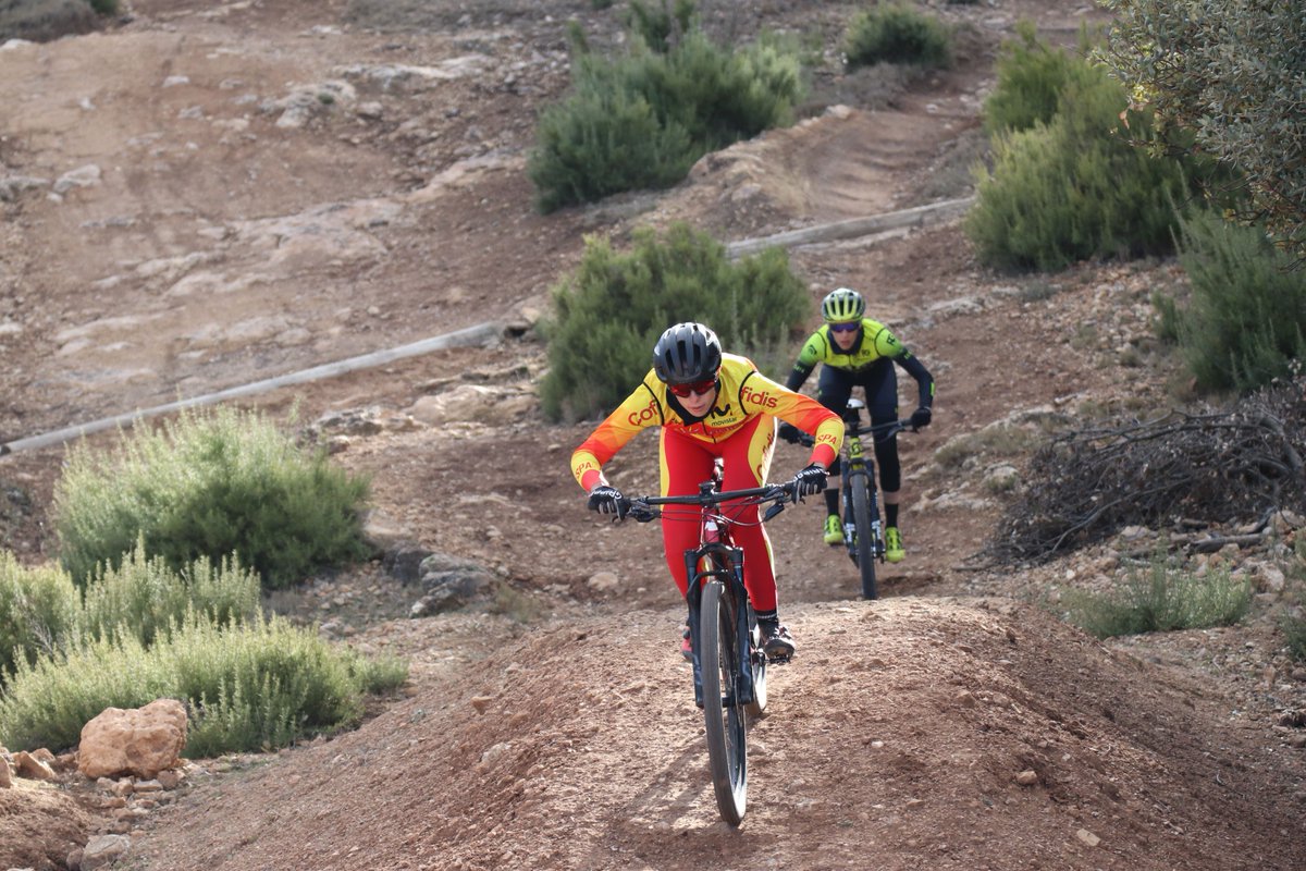 RFECiclismo's tweet photo. #AltoRendimientoRFEC - #TecnificacionRFEC | Nuestros ciclistas de BTT han puesto fin a la concentración con una salida de hora y media por tierras alicantinas. ¡Excelentes días trabajando con todos vosotros! 💪
Álbum Completo 🔗 https://t.co/r2Guv78fZl
@deportegob #ESPasion https://t.co/gQBJA21vwY